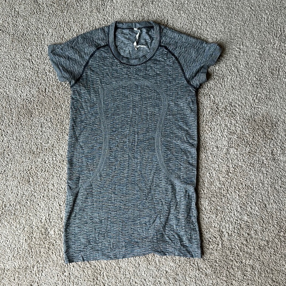 Lululemon Swiftly Tech Short sleeve. Size 6.